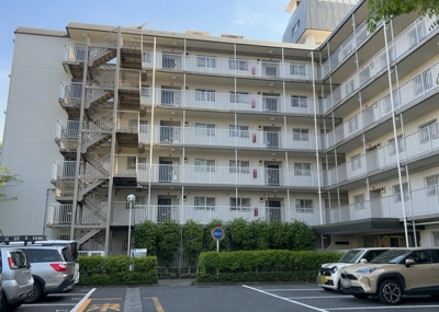 【構造・工法・仕様】 | 高尾スカイハイツ | ＲＣ造、Reinforced Concreteは直訳すると補強されたコンクリートです。主に柱や梁・床・壁が鉄筋とコンクリートで構成おり、鉄筋を組んだ型枠にコンクリートを流し込んで固めたものを指します。