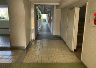 【内装】 | 高尾スカイハイツ | 共有部分は、住民なら誰もが使える設備のこと。例えば駐車場やエレベーター、インターネット設備、セキュリティ設備などがあります。他にも、マンションの廊下・外部階段やエントランス・ゴミ置き場などがあります。