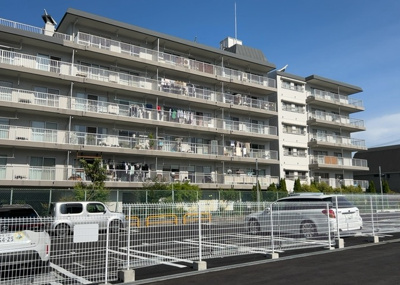 【外観】 | 高尾スカイハイツ | 外観はマンション管理がされているかの目安になります。築年数が古いと、壁面は劣化してひび割れが生じることも！建物が古びていても細かいところが修繕されていると、きちんと管理されているなぁと感じるでしょう。