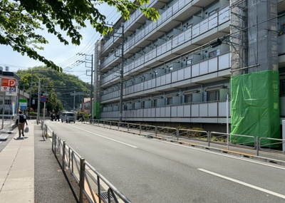 【展望】 | 高尾スカイハイツ | 景色重視でお家選ぶをするとスーパーが遠い！学校が遠い！など生活をするうえで利便性で困ることもあります。まず一度現地を見学する際に、周辺の施設などがあるかを確認し、暮らし始めた後のことを想像しましょう。