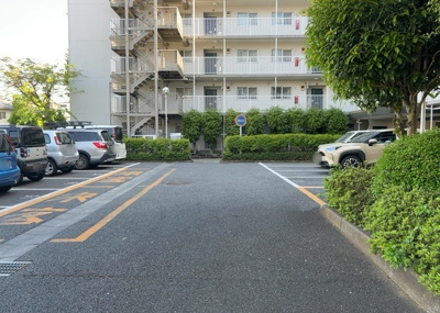 【駐輪場】 | 高尾スカイハイツ | マンションの駐輪場は、事前に空きがあるか確認を取ると安心です。せっかく入居したのに駐輪スペースがない！なんてことになったら大変ですよね。そこで、内見時や購入前にはまず事前に確認しておくと良いでしょう。