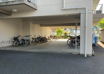 【駐車場】 | 高尾スカイハイツ | 車一台あたりに必要なスペースは、標準サイズの普通自動車で横幅2m50cm、長さ5mは必要になります。ただし、乗降のことも考慮して横幅3m30cm、長さ5m50cmほどは確保できるところを選びましょう。