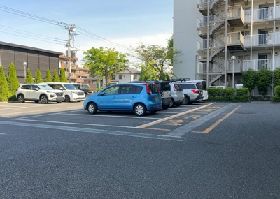 【駐車場】 | 高尾スカイハイツ | 駐車場と明記されていても、最小スペースでつくられた駐車場だと大型車は駐車できなかったり、出入りしにくくなったりする可能性があります。お車のサイズと購入したい物件の駐車場のサイズを現地で確認しましょう。