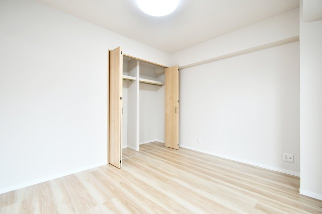 リッシェル上尾の洋室|洋室①5.8帖：クローゼットは各部屋に備わっておりますので、家族それぞれで洋服収納をすることも可能です。また、上下セパレートになっているため衣替えもしやすく、ハンガーパイプで家事時短にも◎！