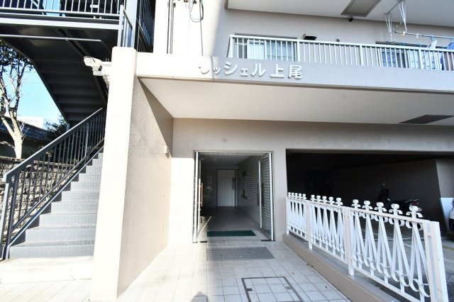 リッシェル上尾|マンションの顔となるエントランスは、シンプルながらも落ち着いた佇まいです。駅徒歩4分の軽快なアクセスを誇りながら、長期修繕計画も備わった安心感のある住まいです。日勤管理で清掃も行き届いています。