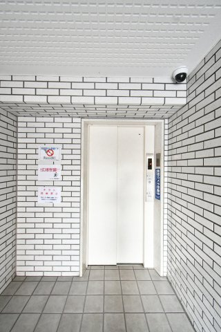 リッシェル上尾のその他共用部分|共用部にはエレベーターが1基設置されており、4階のお部屋への移動もスムーズです。防犯カメラが設置されているため、日々の生活の安心感が高まります。タイル貼りの清潔感ある空間です。