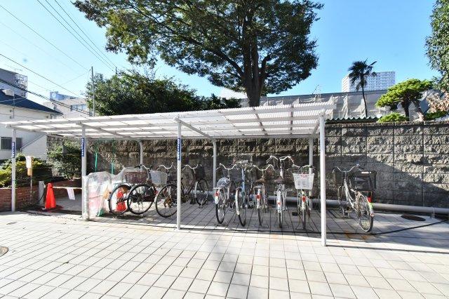 リッシェル上尾の駐輪場|駐輪場には屋根付きで、大切な自転車を雨や直射日光から守ります。駅徒歩4分の立地ながら駐輪スペースもしっかり確保。お買い物や通勤など、日々の移動に欠かせない自転車も安心して置けます。