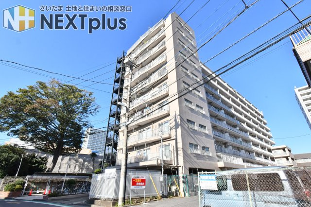 リッシェル上尾の外観|青空に映えるSRC造10階建、総戸数81戸の堂々たる外観です。JR高崎線「上尾」駅徒歩4分の好立地にあり、周辺には百貨店やスーパーも充実しています。南東向きで陽当たりも良好なレジデンスです。