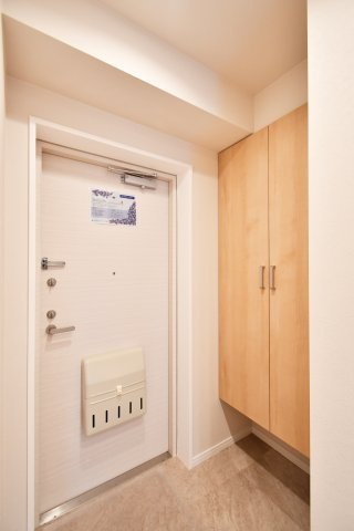 リッシェル上尾の玄関|トールサイズのシューズボックスですので、ご家族分の靴がしっかり収納する事ができます！ブーツや長靴などの季節ものや、高さのあるヒールなどもまとめて収納できるのが嬉しいポイントです。
