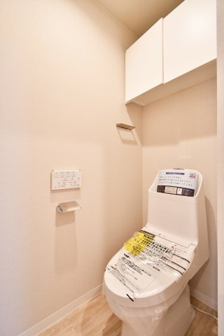 リッシェル上尾のトイレ|トイレ：奥行きにゆとりがあり、圧迫感の少ないトイレスペース。吊戸棚付きで、トイレットペーパーなどの備品補充も楽々行えます。掃除用具をしまうと清潔感も消す事ができ、イマドキなお部屋にできます。