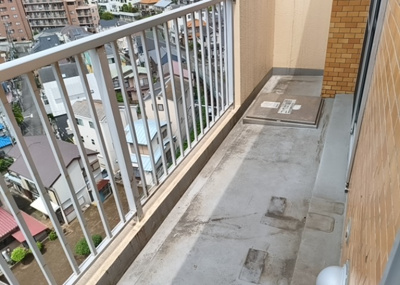 【バルコニー】 | ライオンズマンション相武台前 | バルコニーは、室外の専用スペースのうち、「屋根がなく開放された空間」であるものを指します。ベランダより広いタイプのものが多く、日当たりもよいため家庭菜園などを楽しみたい人にとって適した環境となります。