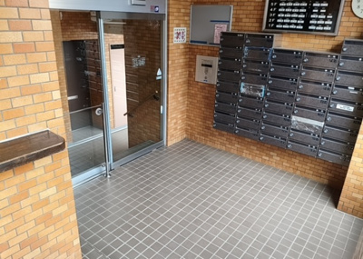【エントランス】 | ライオンズマンション相武台前 | マンションのエントランスには、もともと風よけや防犯の役割がありますが、マンションによって宅配ボックスなどの設備が備わっている所もあります。日々の生活をイメージしながら生活しやすさをチェックしましょう。