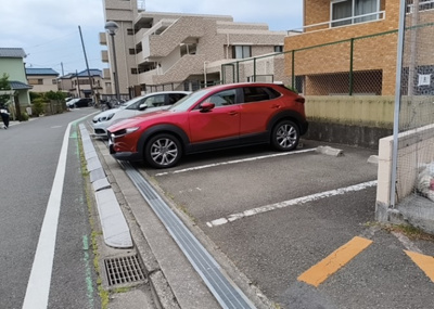 【駐車場】 | ライオンズマンション相武台前 | 車一台あたりに必要なスペースは、標準サイズの普通自動車で横幅2m50cm、長さ5mは必要になります。ただし、乗降のことも考慮して横幅3m30cm、長さ5m50cmほどは確保できるところを選びましょう。