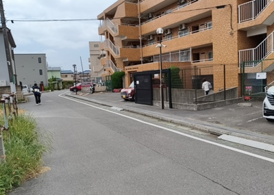 【駐車場】 | ライオンズマンション相武台前 | 駐車場と明記されていても、最小スペースでつくられた駐車場だと大型車は駐車できなかったり、出入りしにくくなったりする可能性があります。お車のサイズと購入したい物件の駐車場のサイズを現地で確認しましょう。