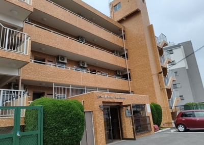 【構造・工法・仕様】 | ライオンズマンション相武台前 | ＲＣ造、Reinforced Concreteは直訳すると補強されたコンクリートです。主に柱や梁・床・壁が鉄筋とコンクリートで構成おり、鉄筋を組んだ型枠にコンクリートを流し込んで固めたものを指します。