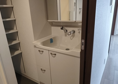 【独立洗面台】 | ライオンズマンション相武台前 | 洗面化粧台では顔を洗ったり、身だしなみを整えることが本来の使い方ですが、用途によっては洗面化粧台に求められる機能が違ってくるため、ご自身や家族のライフスタイルに合ったものを選ぶことをおすすめ致します。