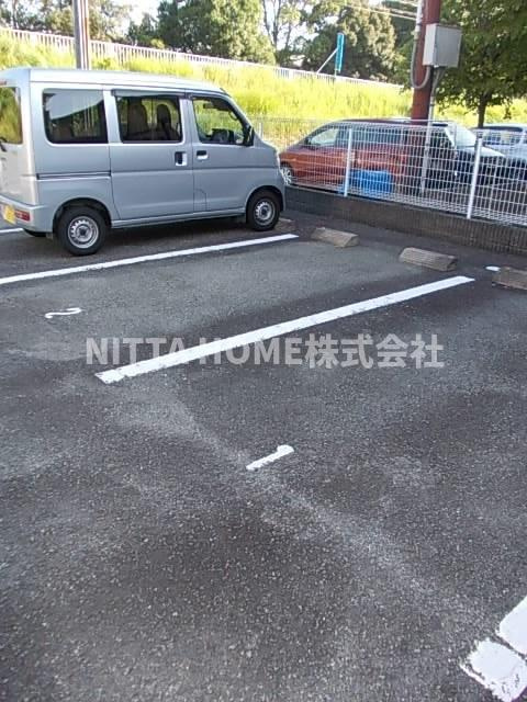 ラフィネの駐車場|敷地内の駐車場スペースです☆
