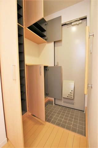 シャーメゾン稲田本町Aの玄関