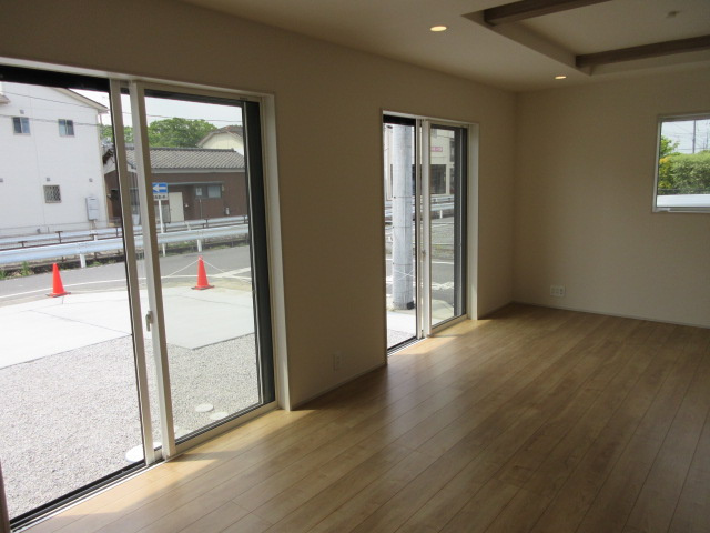 【仲介手数料無料】新築戸建　熊谷市赤城町1-145-1（全2棟）の居間・リビング