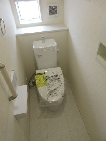 【仲介手数料無料】新築戸建　熊谷市赤城町1-145-1（全2棟）のトイレ