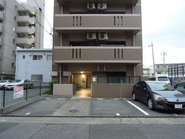 グレース八田の駐車場