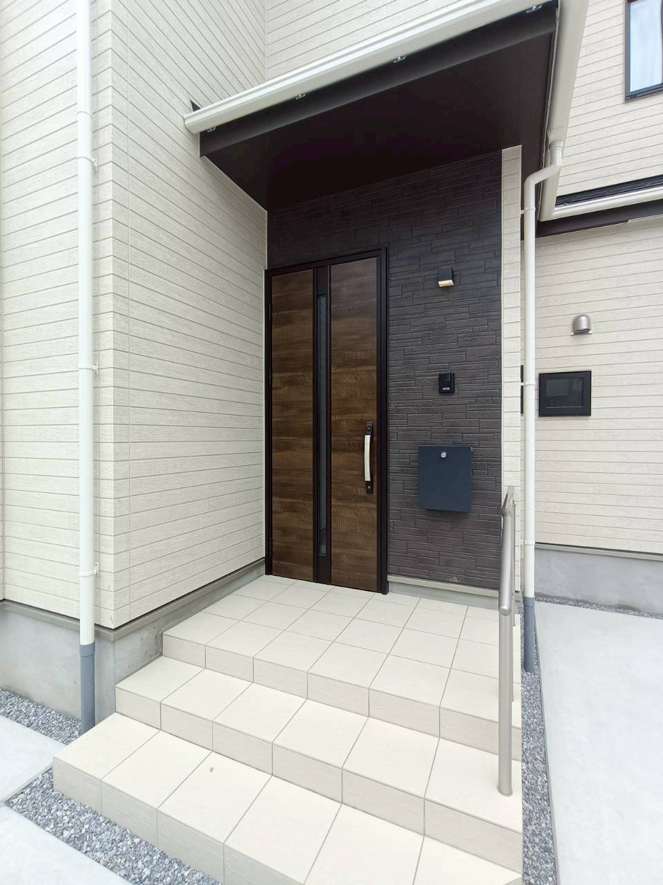 八潮市　二丁目　新築戸建　全7棟の玄関|落ち着いた玄関です