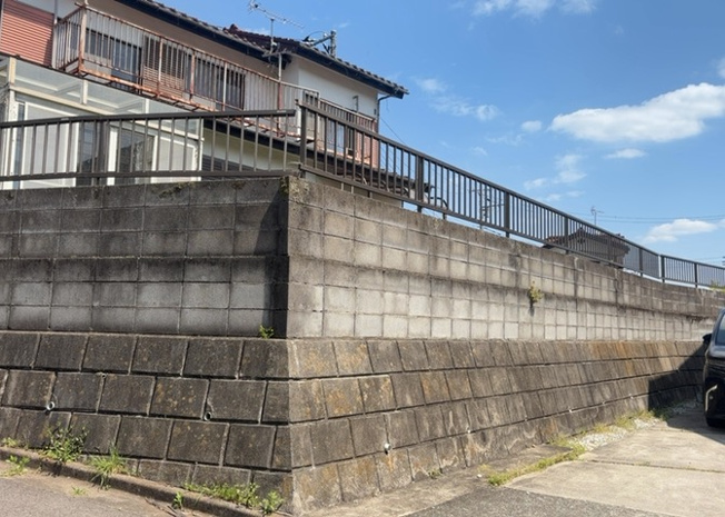 【外観】 | 土地購入を検討されている場合、境界杭がない状態で購入してしまうと境界確定測量をする必要があり、費用がかかります。購入の前に、売主、隣土地所有者立ち合いのもと境界を確定し境界杭を設置するのがベストです。