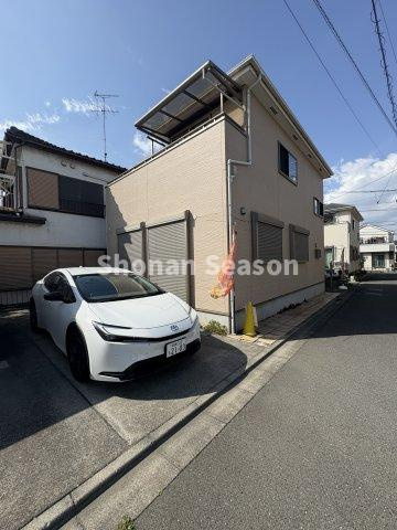 【前面道路含む現地写真】 | 家族複数台所有でも安心、並列駐車可能な広々とした駐車場が魅力的◎　
ぜひ現地でサイズ等、ご確認下さいね♪