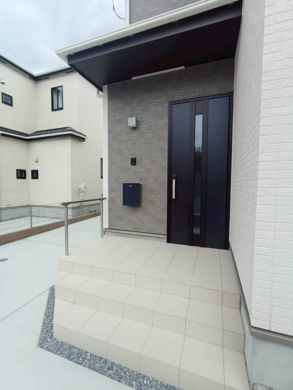 八潮市　二丁目　新築戸建　全7棟の玄関|収納もある玄関です