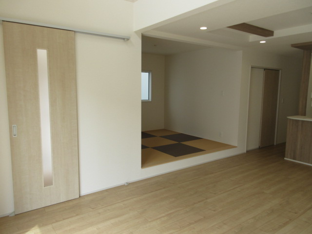 【仲介手数料無料】新築戸建　熊谷市赤城町1-145-1（全2棟）の居間・リビング