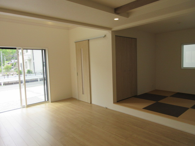 【仲介手数料無料】新築戸建　熊谷市赤城町1-145-1（全2棟）の居間・リビング