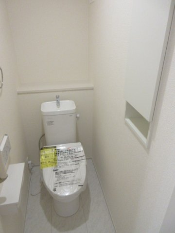 【仲介手数料無料】新築戸建　熊谷市赤城町1-145-1（全2棟）のトイレ