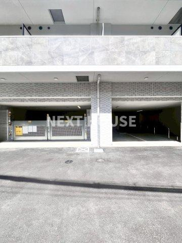 スプランディッド上本町WESTの駐車場