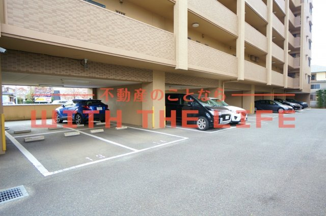 レジデンス東櫛原【キャッシュバック対象物件】の駐車場|駐車場があるので、車を買う予定の方も安心です
