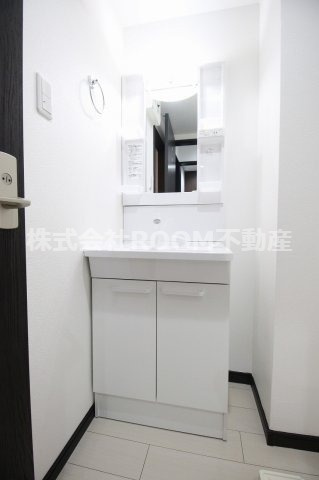 SS01の独立洗面台|独立洗面台、小物を置くことができて便利です