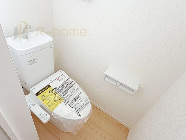 古河市中田第6　新築戸建て　1号棟のトイレ|温水洗浄便座付きのトイレ。
トイレが２ヵ所設置で朝の忙しい時間でも安心です。