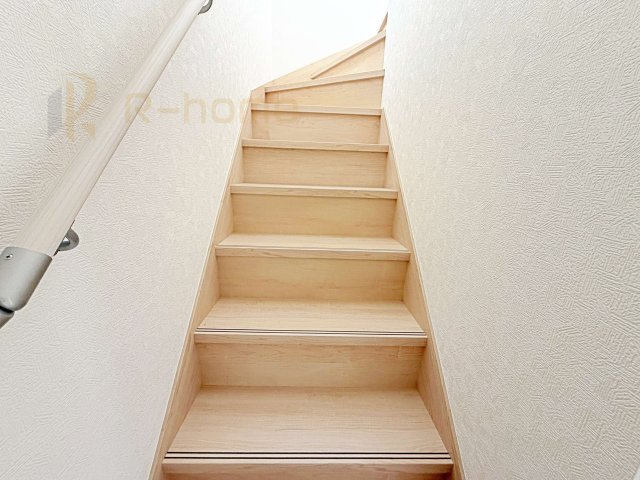 古河市中田第6　新築戸建て　1号棟の内装|手すりのついた階段！小さなお子様の利用も一安心です♪