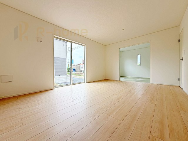 古河市中田第6　新築戸建て　1号棟の居間・リビング|広々とした余裕のあるリビングです♪大きな窓からは自然光が届きます。