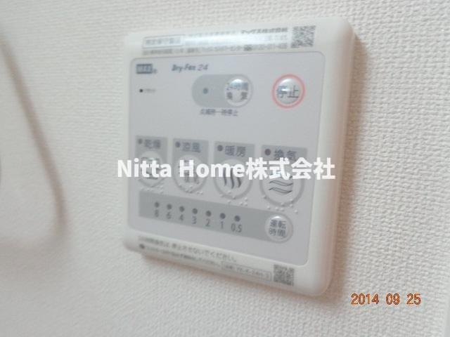 エルメゾン東羽合のシャワールーム|浴室乾燥や暖房などの機能がついています◎
