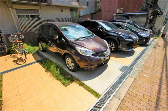 シャーメゾン拓の駐車場