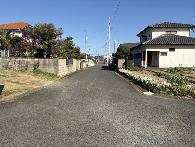 勿来町関田西二丁目 売土地の前面道路含む現地写真