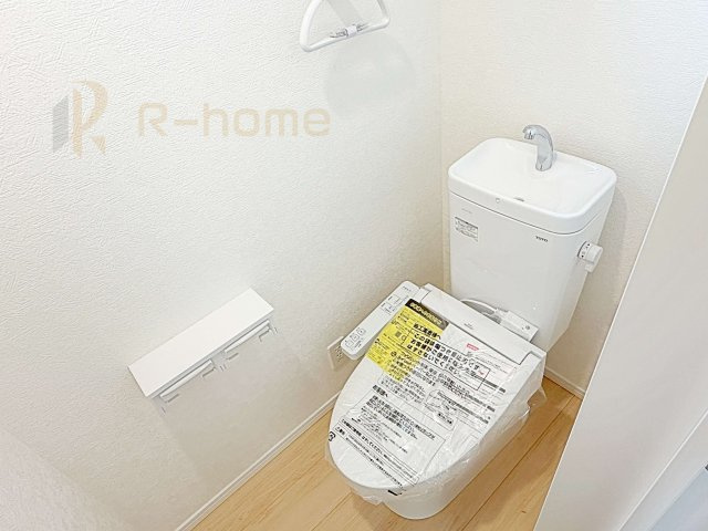 古河市中田第6　新築戸建て　2号棟のトイレ|温水洗浄便座付きのトイレ。
トイレが２ヵ所設置で朝の忙しい時間でも安心です。