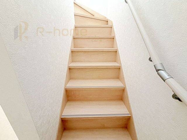 古河市中田第6　新築戸建て　2号棟の内装|手すりのついた階段！小さなお子様の利用も一安心です♪