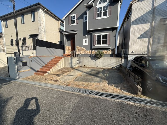 御影山手2丁目一戸建の駐車場