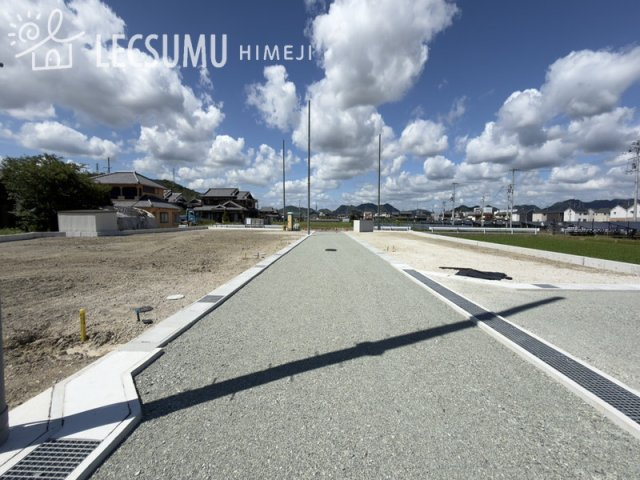 姫路市四郷町山脇第16/売土地の前面道路含む現地写真