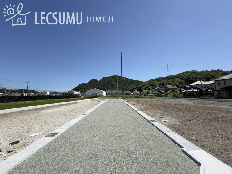 姫路市四郷町山脇第16/売土地の前面道路含む現地写真