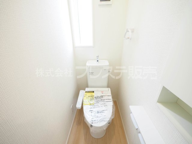 大和郡山市箕山町の新築一戸建 全６区画のトイレ|現地写真（２号地１階トイレ）温水洗浄便座を標準装備！