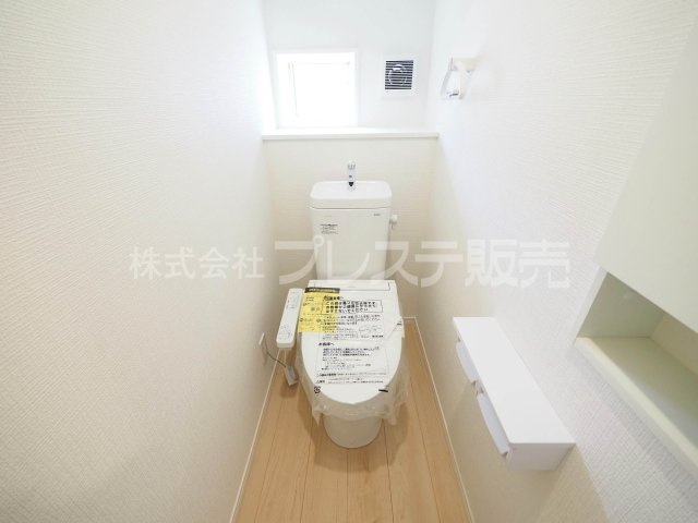 大和郡山市箕山町の新築一戸建 全６区画のトイレ|現地写真（２号地２階トイレ）温水洗浄便座を標準装備！