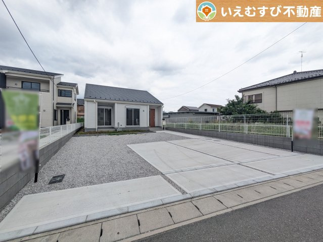 Livele Garden.S　大泉第16寄木戸の駐車場|並列3台駐車可能なゆとりのカースペース
複数台車をお持ちでも、お友達が遊びに来てもゆとりの駐車スペース！