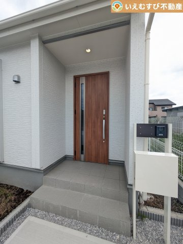 Livele Garden.S　大泉第16寄木戸のエントランス|落ち着いた色づかいのエントランス
駐車場からアクセスの良いエントランス。雨の日や荷物が多くても安心の動線♪